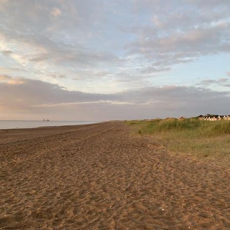 Sutton-on-Sea Shore Lodge. 4 Bed Bungalow Only Mtrs From The Beach. Sleeps 8 מראה חיצוני תמונה