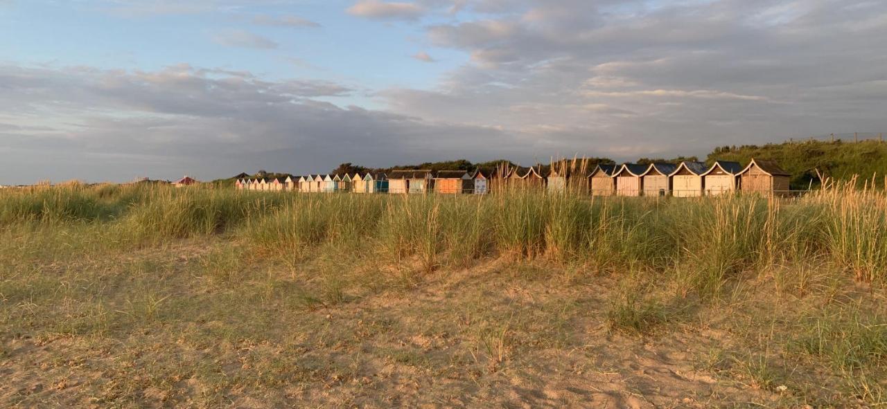 Sutton-on-Sea Shore Lodge. 4 Bed Bungalow Only Mtrs From The Beach. Sleeps 8 מראה חיצוני תמונה